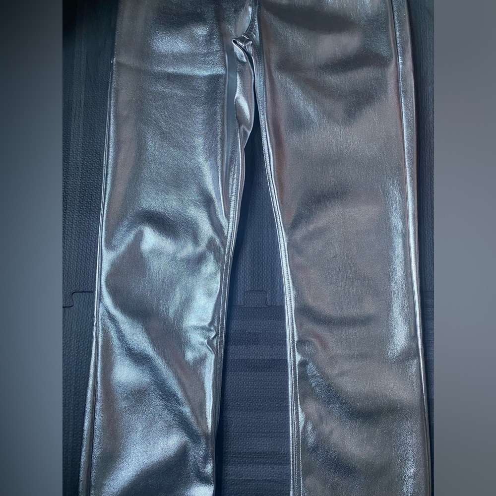 ๐ท๏ธ ๐๏ธ NWOT Abercrombie Silver Curve Love Vegan Leather 90โs Straight Pant ๐ท๏ธ ๐๏ธ - Picture 12 of 14
